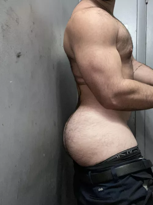 Does your mechanic have an ass like this ?