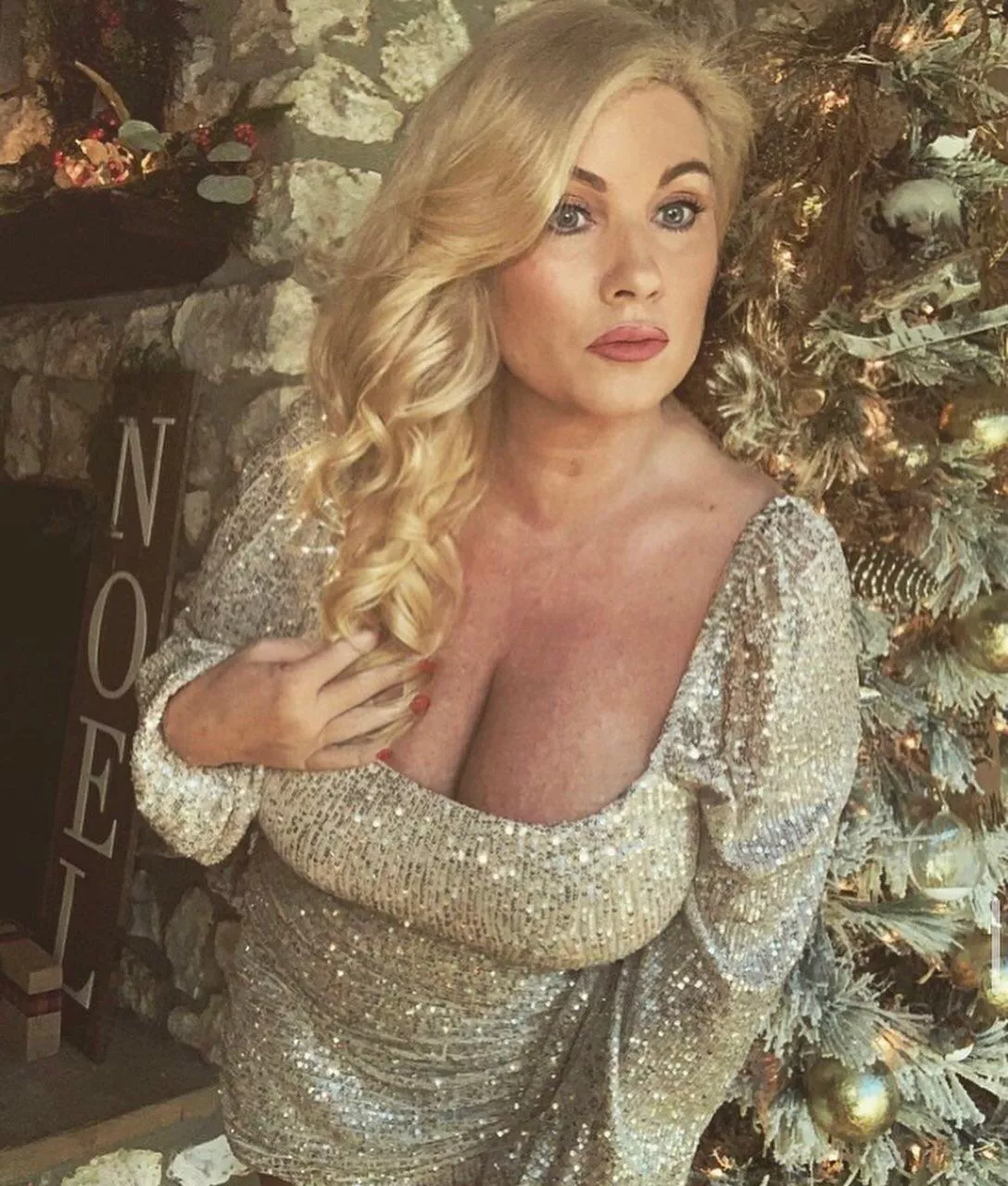 Doesn’t she look like an old school pinup? ( IG @jennydawn1970 )