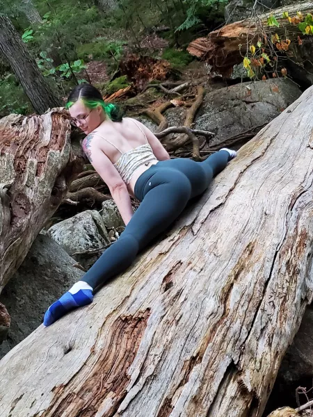 Doing a straddle split and my leggings making my ass look amazingππ