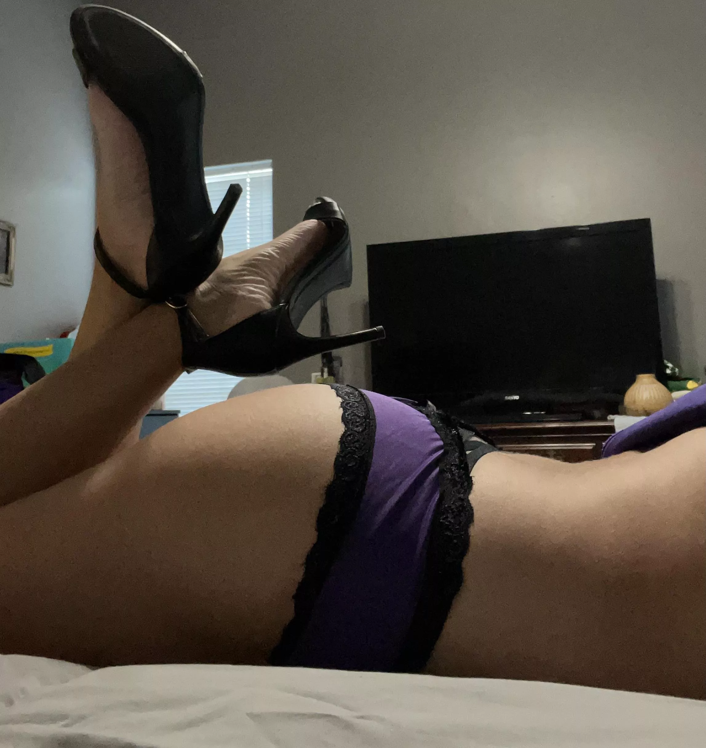 Doing my chores like this today 🤤🔥