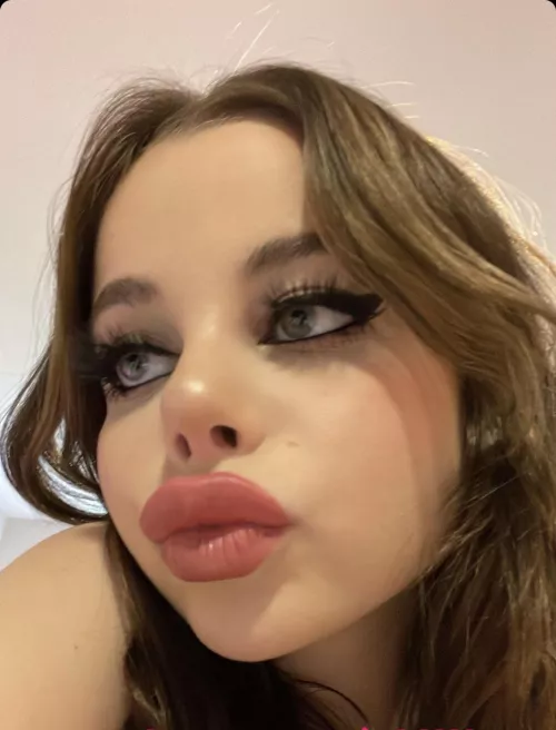 Doing my makeup knowing Iโm booked giving bj for the rest of the night. Pm to chat