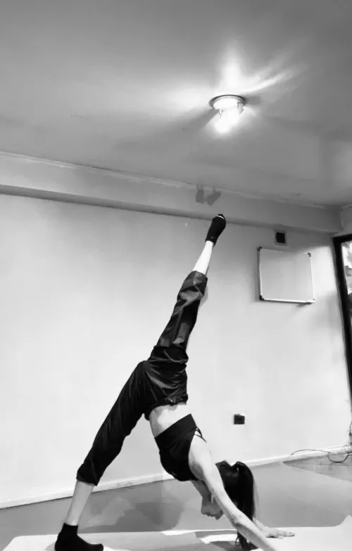 Doing yoga π§ββοΈβ€οΈ (f20)