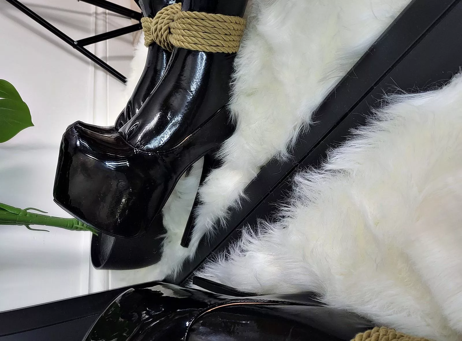 DOLLIE - ANYONE HAVE A FETISH FOR CUTE SIZE 4 HEELS?