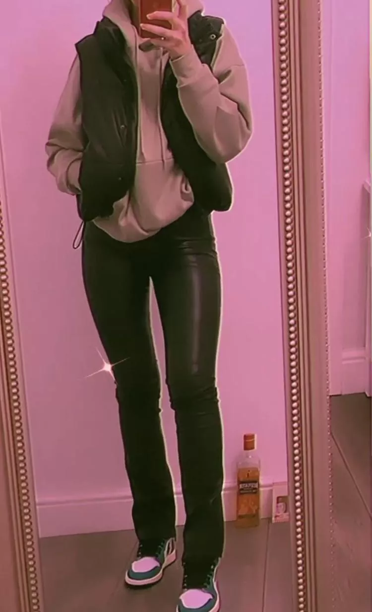 [domme] worship my Legs in these tight leather legging before I meet up with a real man to fuck me