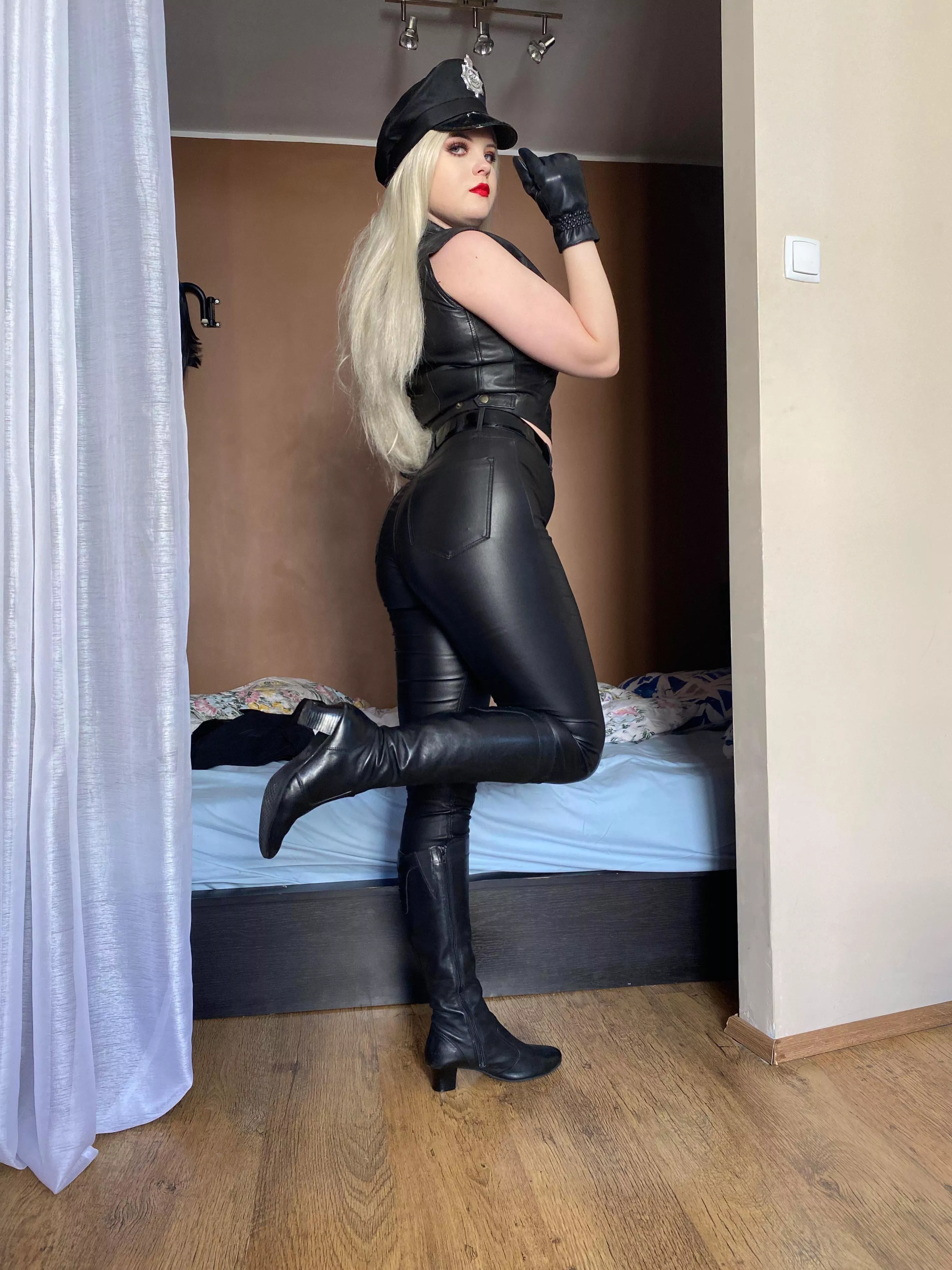 [domme] you will clean my dirty boots after our walk 😈