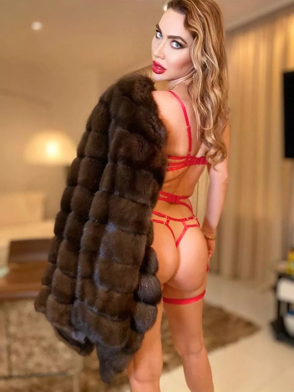 [domme]You wanna kiss my ass? Show me you deserve it!