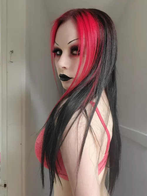 Don't get too close 🩸🖤