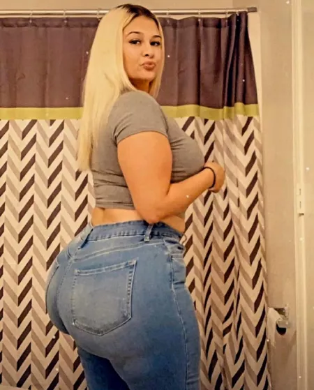 Don't know her name but those Jean's are ππ