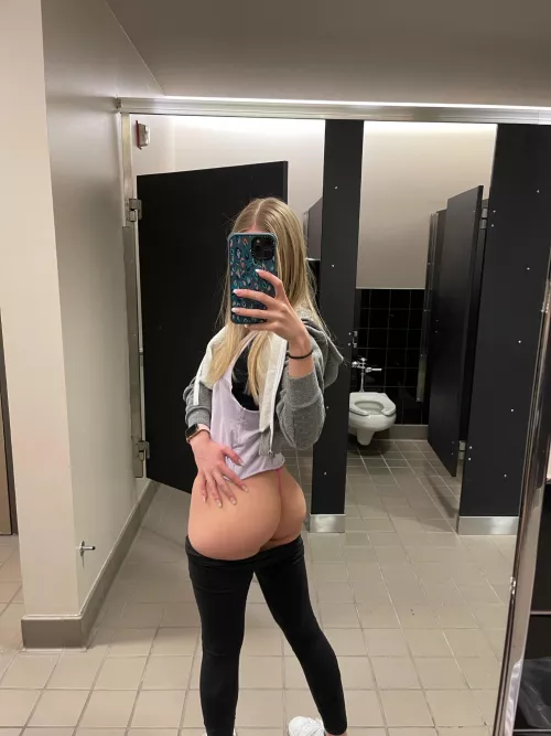 Don’t mind me, I’m just showing off my ass in the campus bathroom
