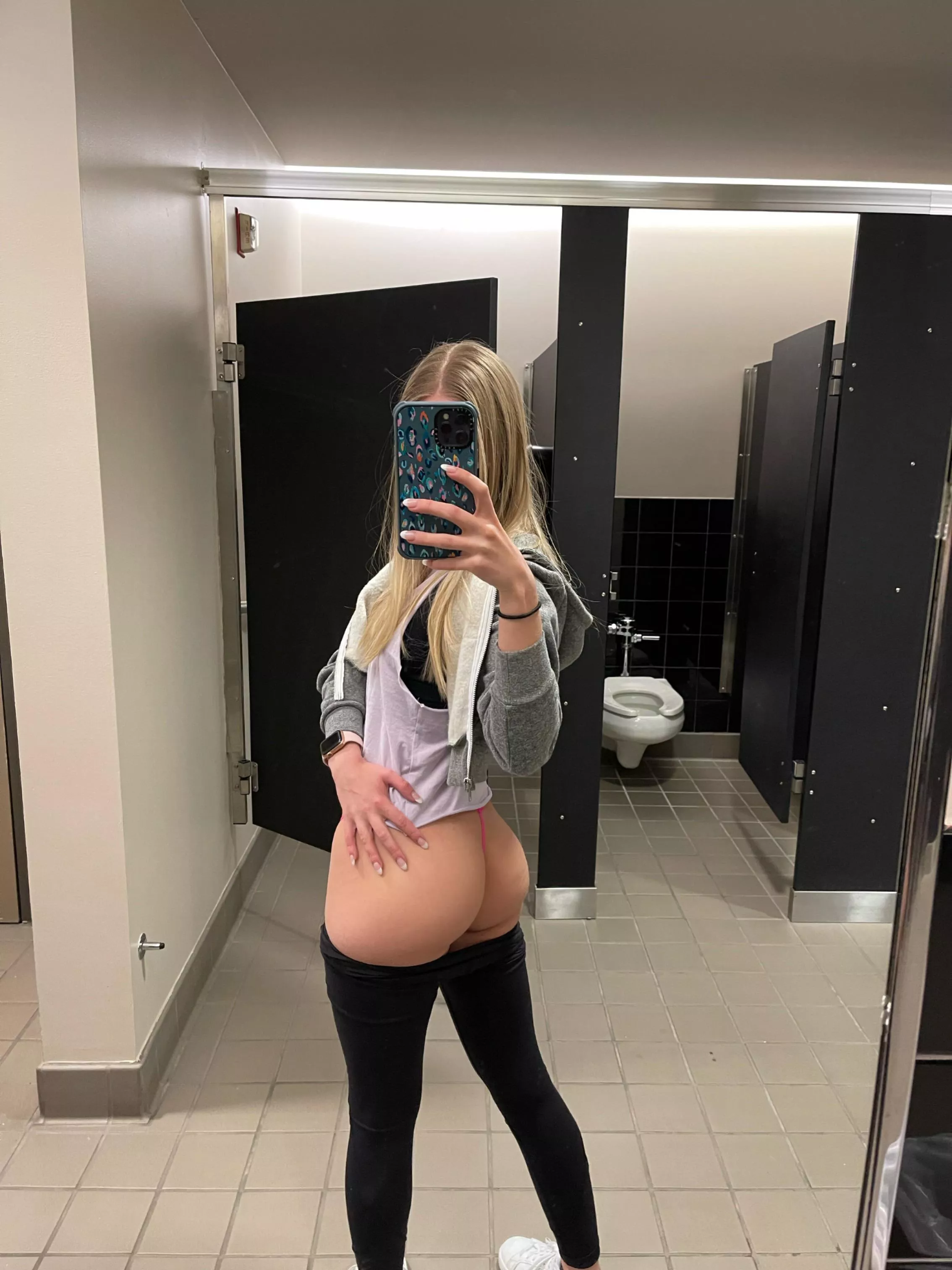 Don’t mind me, I’m just showing off my ass in the campus bathroom Don’t mind me, I’m just showing off my ass in the campus bathroom