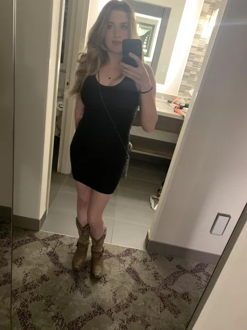 Down to earth MILF who enjoys sexting and teasing. I enjoy live chats when Iβve got a moment. I have fun with dick ratings and I make customs.