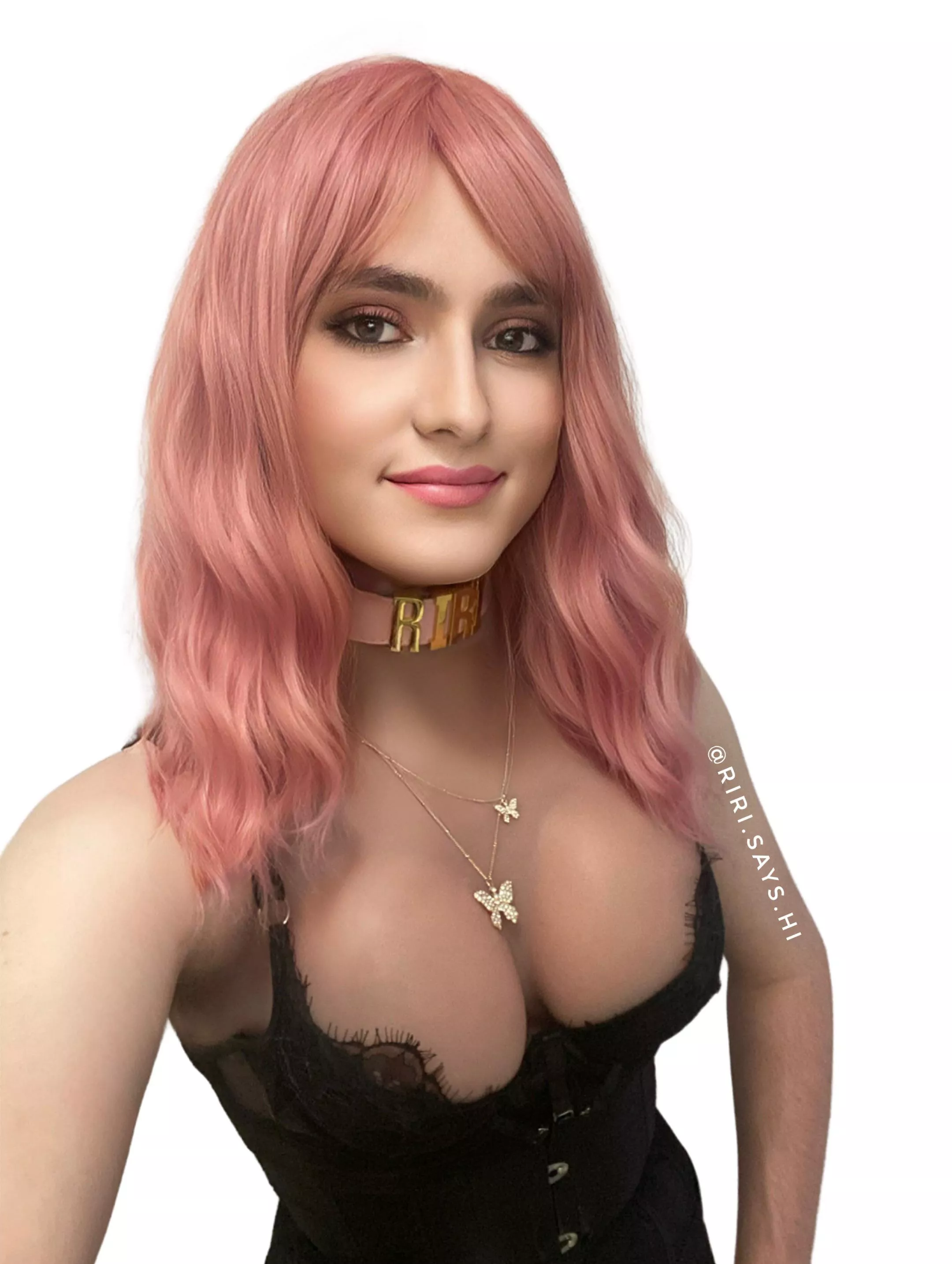 Dressed up for the first time in my new apartment and loving the freedom. I think this is going to be the year of RiRi. 🥰😍 What do you think of my new look?