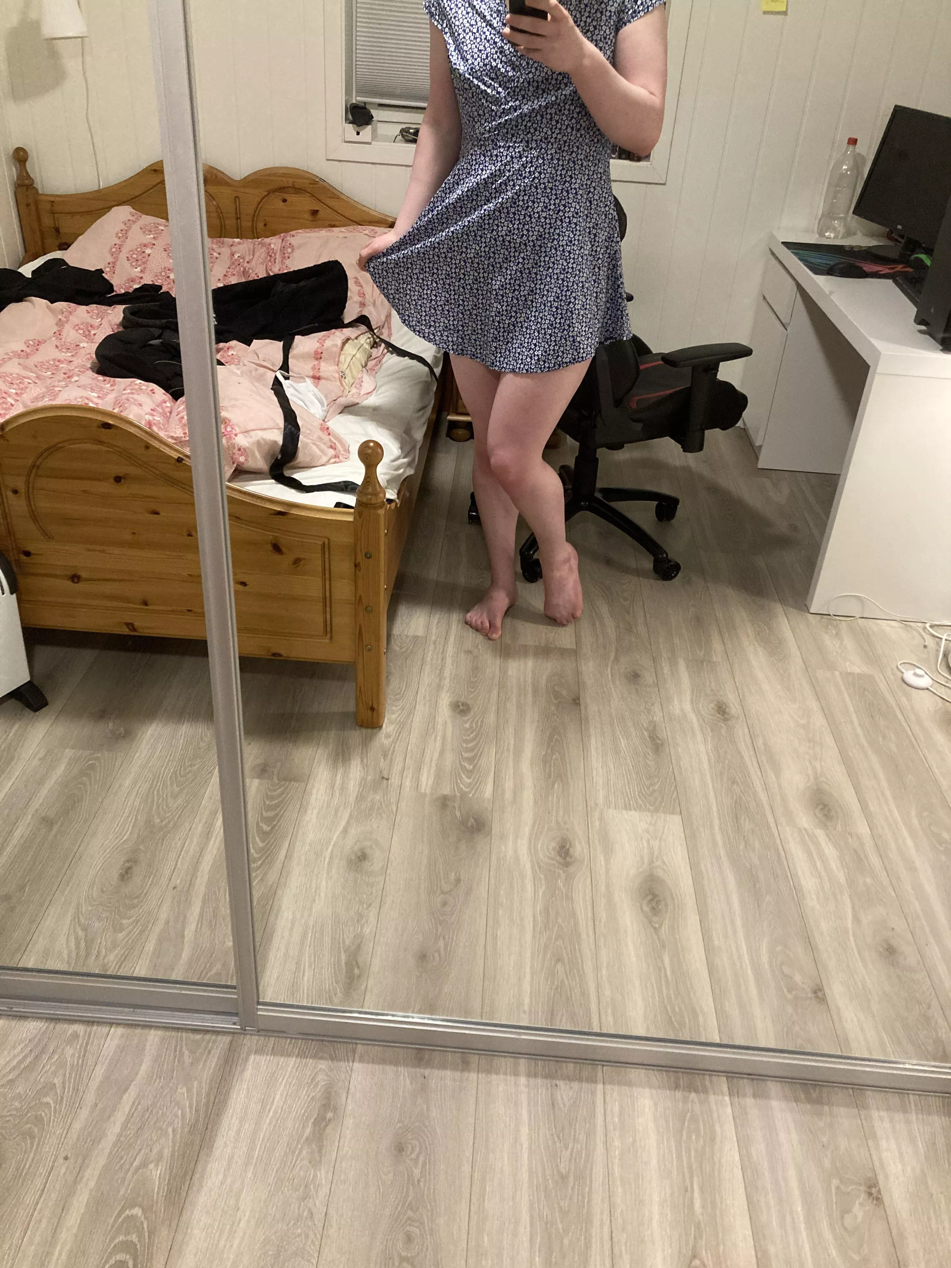 Dresses are really not my thing… but someone asked for it so here I goo ^w^