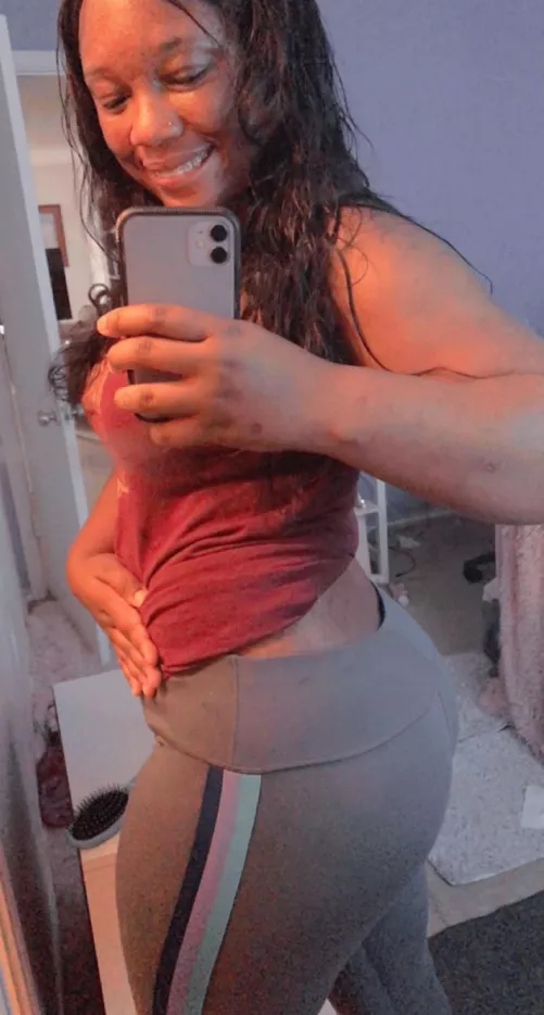 Ebony ass and a big smile cmonnnn tell me how much you’d like this on your face Bc I know you would🤓