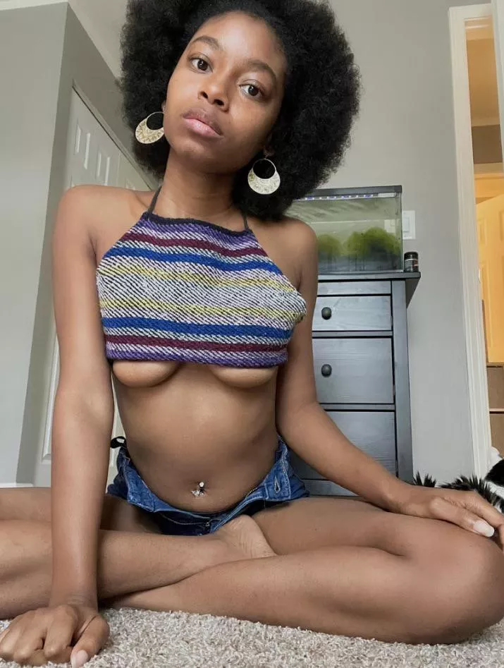 Ebony’s on this subreddit are rare snap: petitekittykat2 Ebony’s on this subreddit are rare snap: petitekittykat2