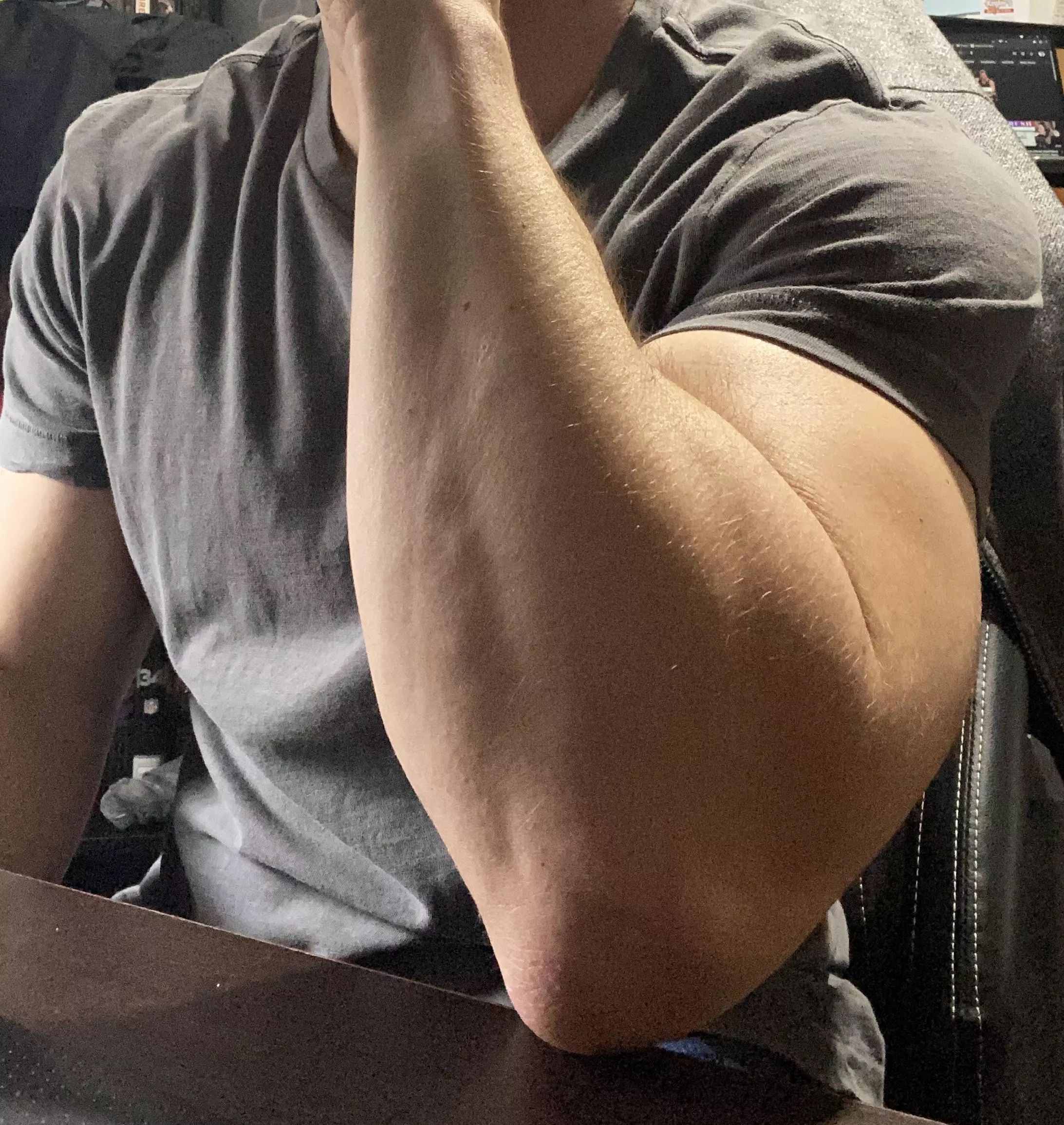 Elbow on the desk Elbow on the desk