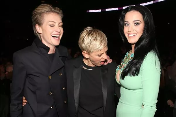 Ellen DeGeneres taking a good look at boobies of Katy Perry