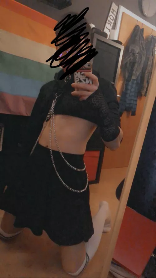 Ello. This is my first post here so pls be nice. I hope my friends don’t see this lol.