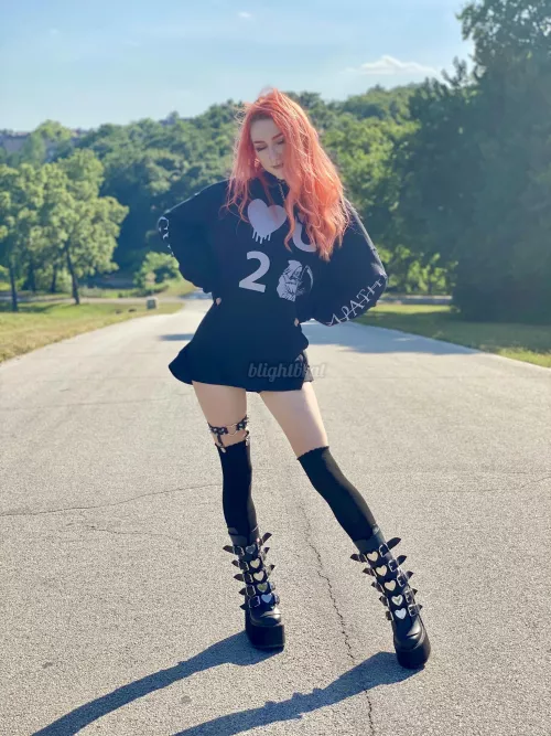 Emo girls are the most fun to play with 🖤🤤