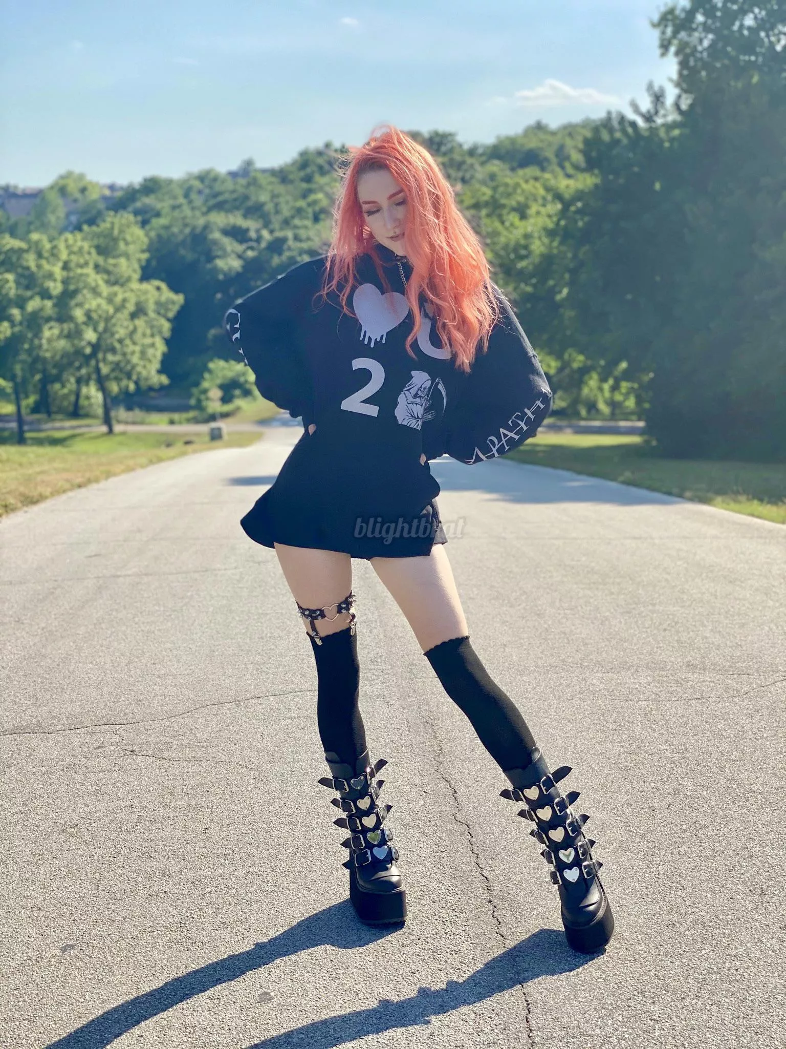 Emo girls are the most fun to play with 🖤🤤