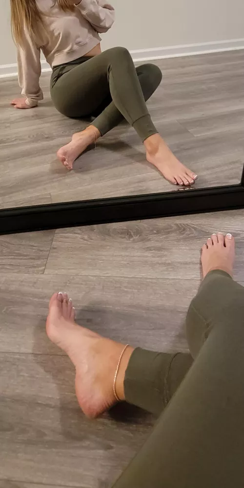 Enough looking.. come here because these arches and toes wanna feel you all over them๐