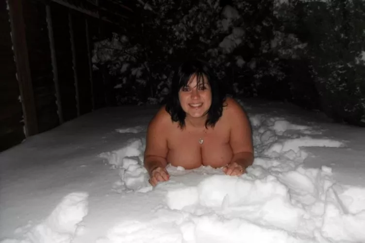 Even nudists like to play in the snow
