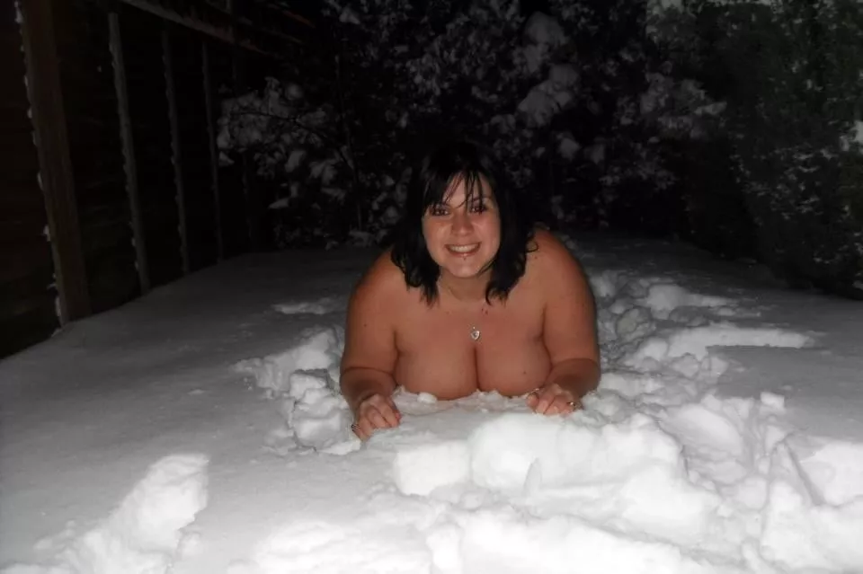 Even nudists like to play in the snow