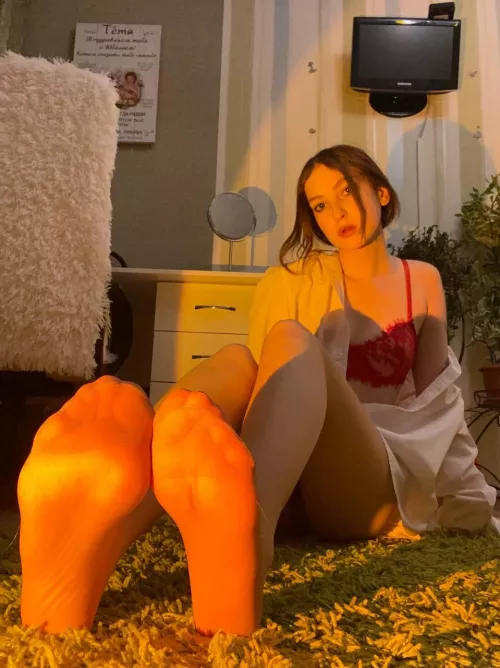 Ever had Nylon toes wrapped around you? I bet I could make it feel amazing 😈🤭