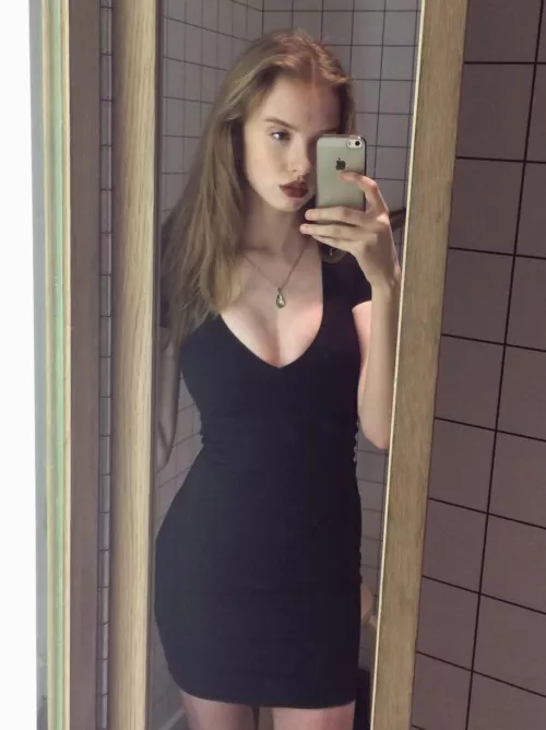 Every girl needs a sexy black dressπ