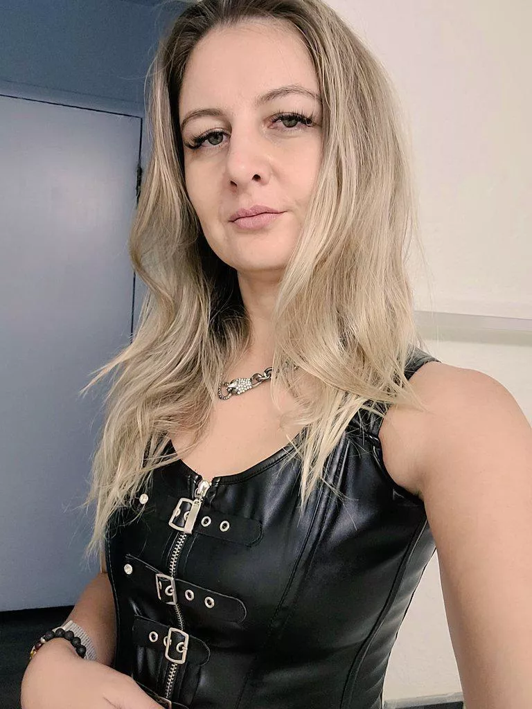 Every man should have a domme in his life ๐ ๐  Every man should have a domme in his life ๐ ๐