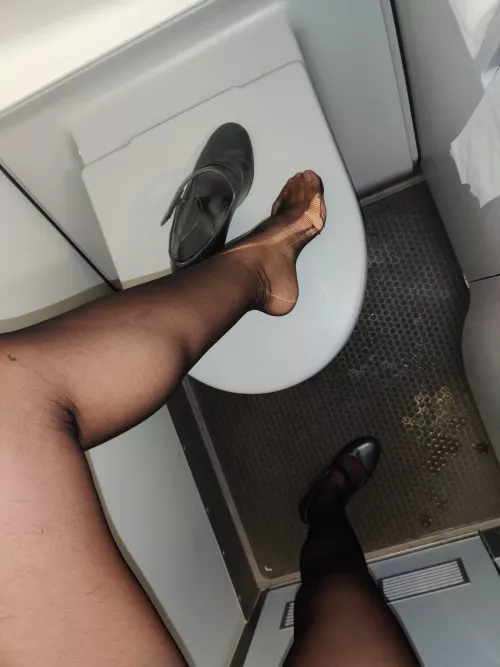 everybody loves a flight attendant wearing ripped pantyhose right? or is it just me? 😜