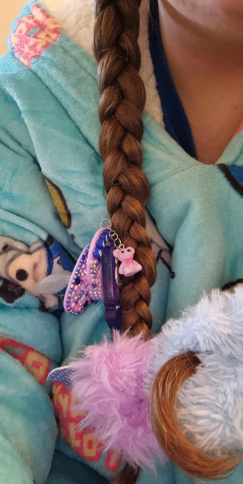 Excuse me? I need help it stuck in my hair 😭😭😭😭😭