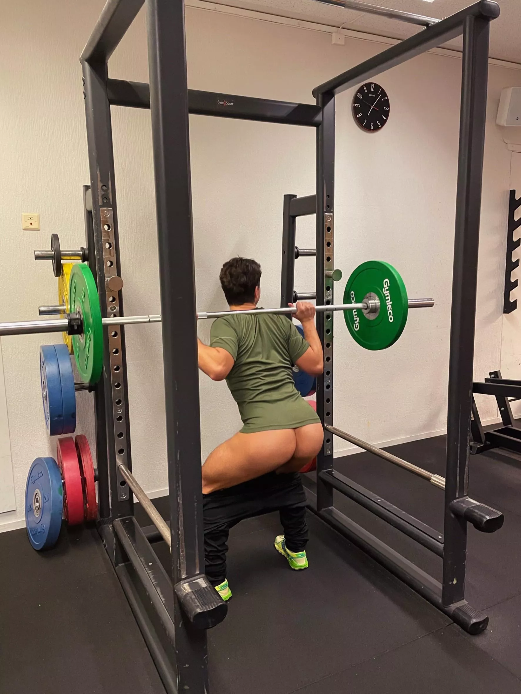 Excuse me man, do you mind spotting me?