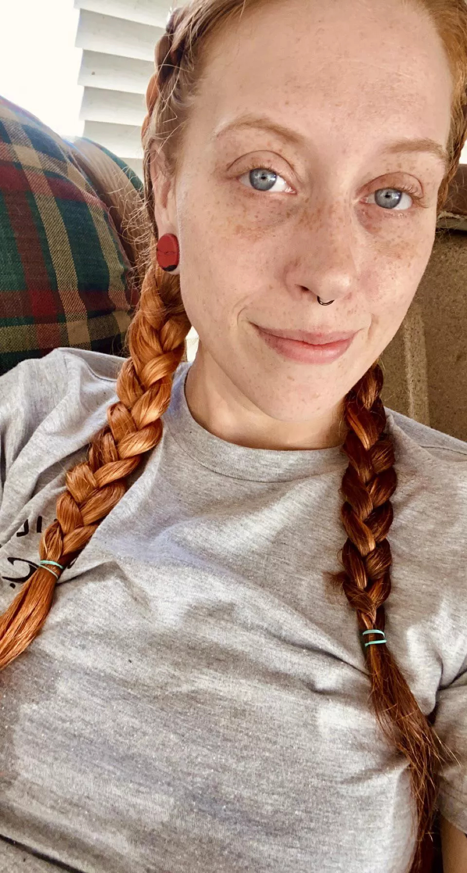 excuse the wet hair 😋 freckleface 🖤✨🖤