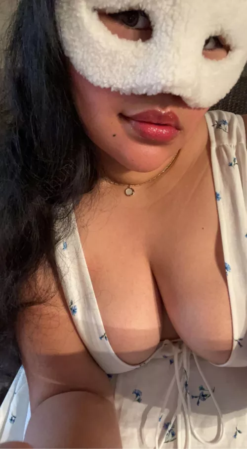 Eyes or lips?