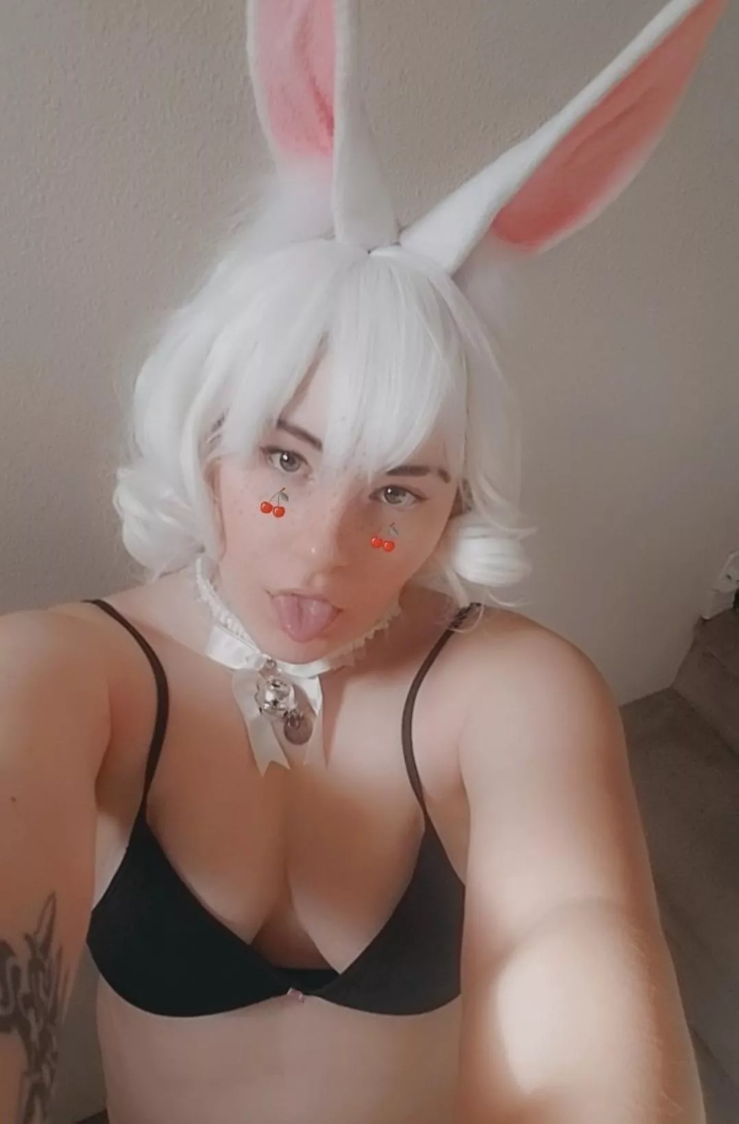 (F 19) bunny girl 🐰🤍🖤