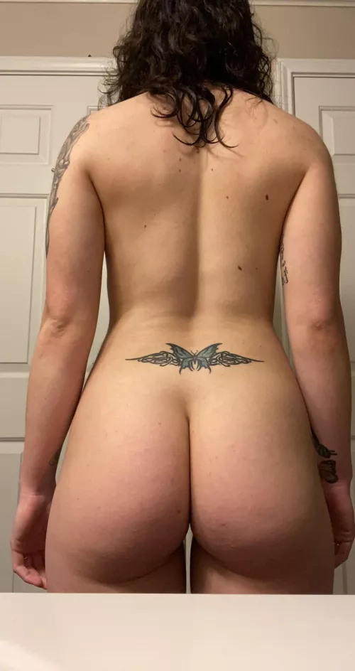 F 22 5’6” 156lbs my butt, hip dips and all