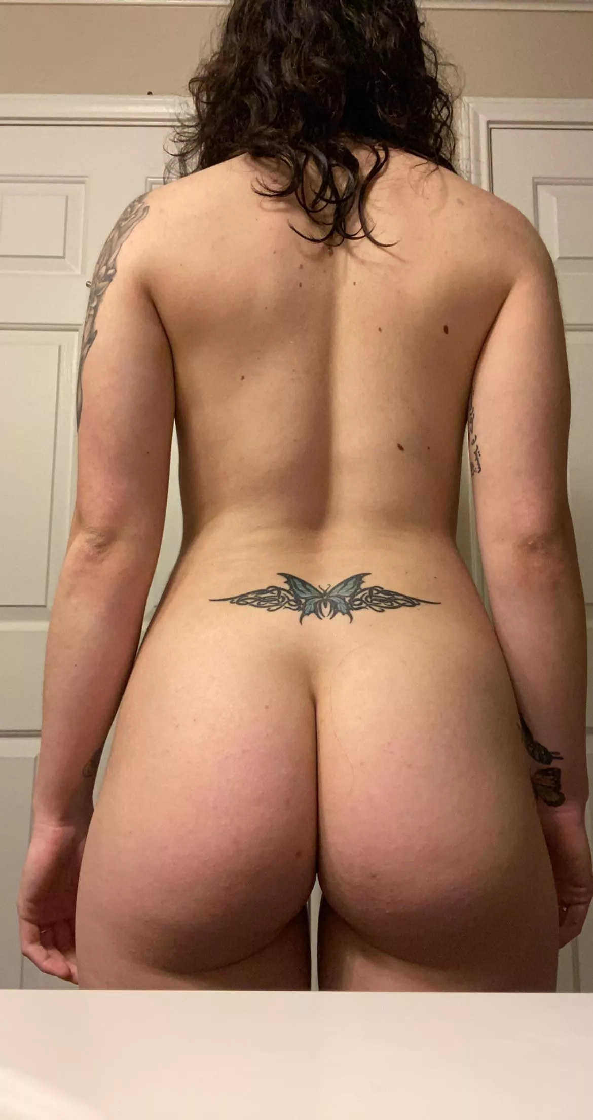 F 22 5’6” 156lbs my butt, hip dips and all
