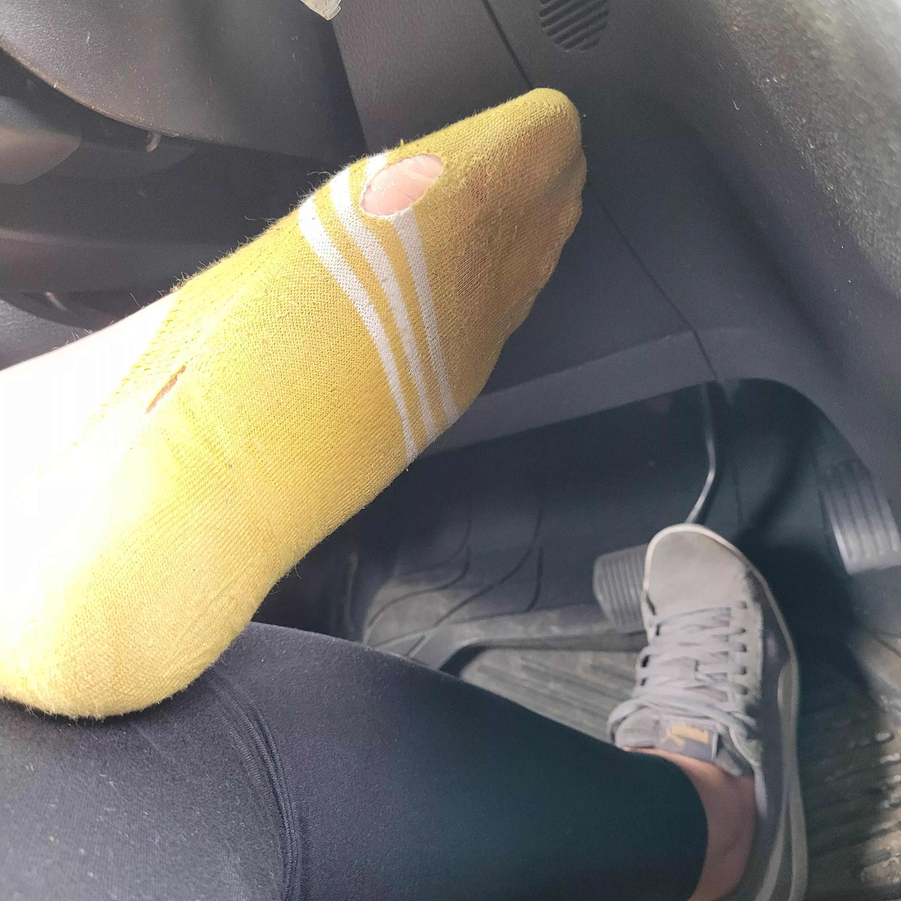 (F) 24 fedex driver.. These smell so bad they slipped off my feet while delivering to try to escape the smell, Soo worn they've got holes😻😻 the pumas smell awful too😈