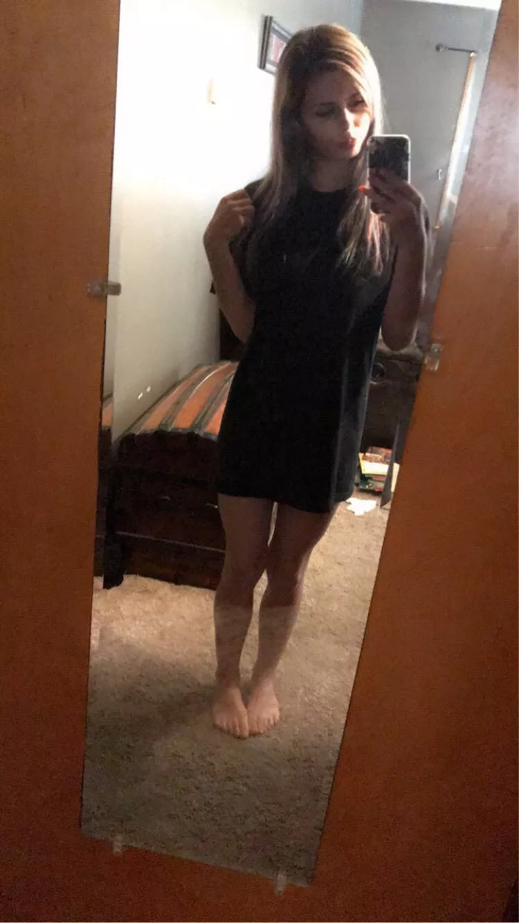 F 25. Do you like 100 pound 5’1 girls in long tees? F 25. Do you like 100 pound 5’1 girls in long tees?