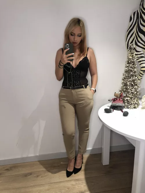 [F] 32 my husband doesn’t have to know how slutty I am… you up for fun ?