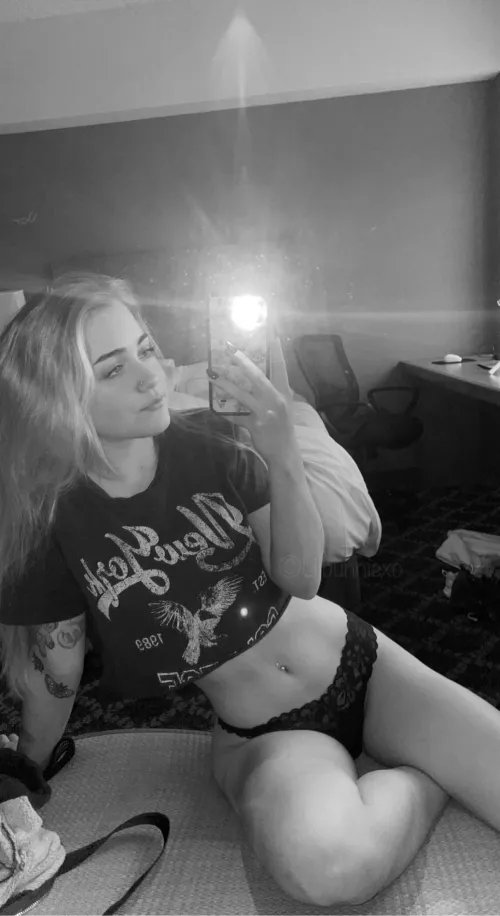 [F] Bored in my hotel room