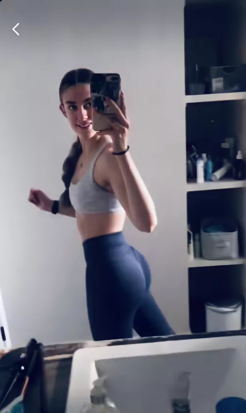 [F] does she do her squats 🥴