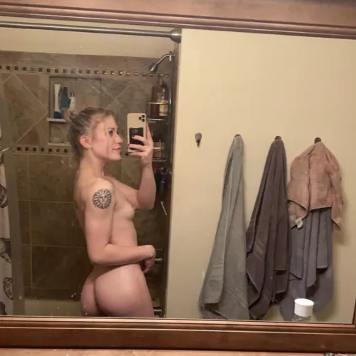 [f] Finally feeling comfy enough to show my butt! Doing glute focused workouts 3x a week oppose to 1 when I first started. I love the gains 💪😁