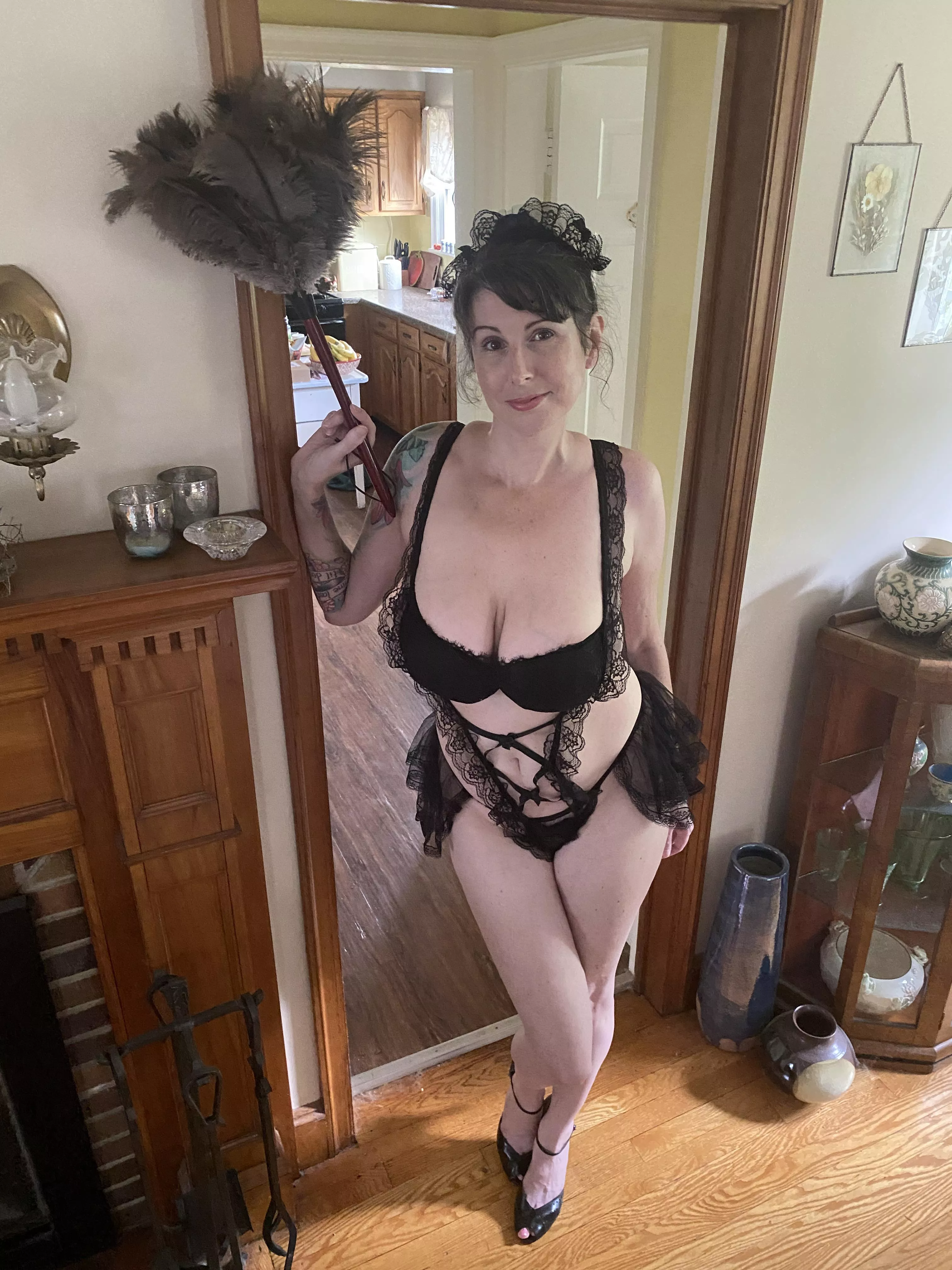 (F) I show up to clean your house in this outfit, what do u do? (Be nice, not too “rude” 😉)… (F) I show up to clean your house in this outfit, what do u do? (Be nice, not too “rude” 😉)…