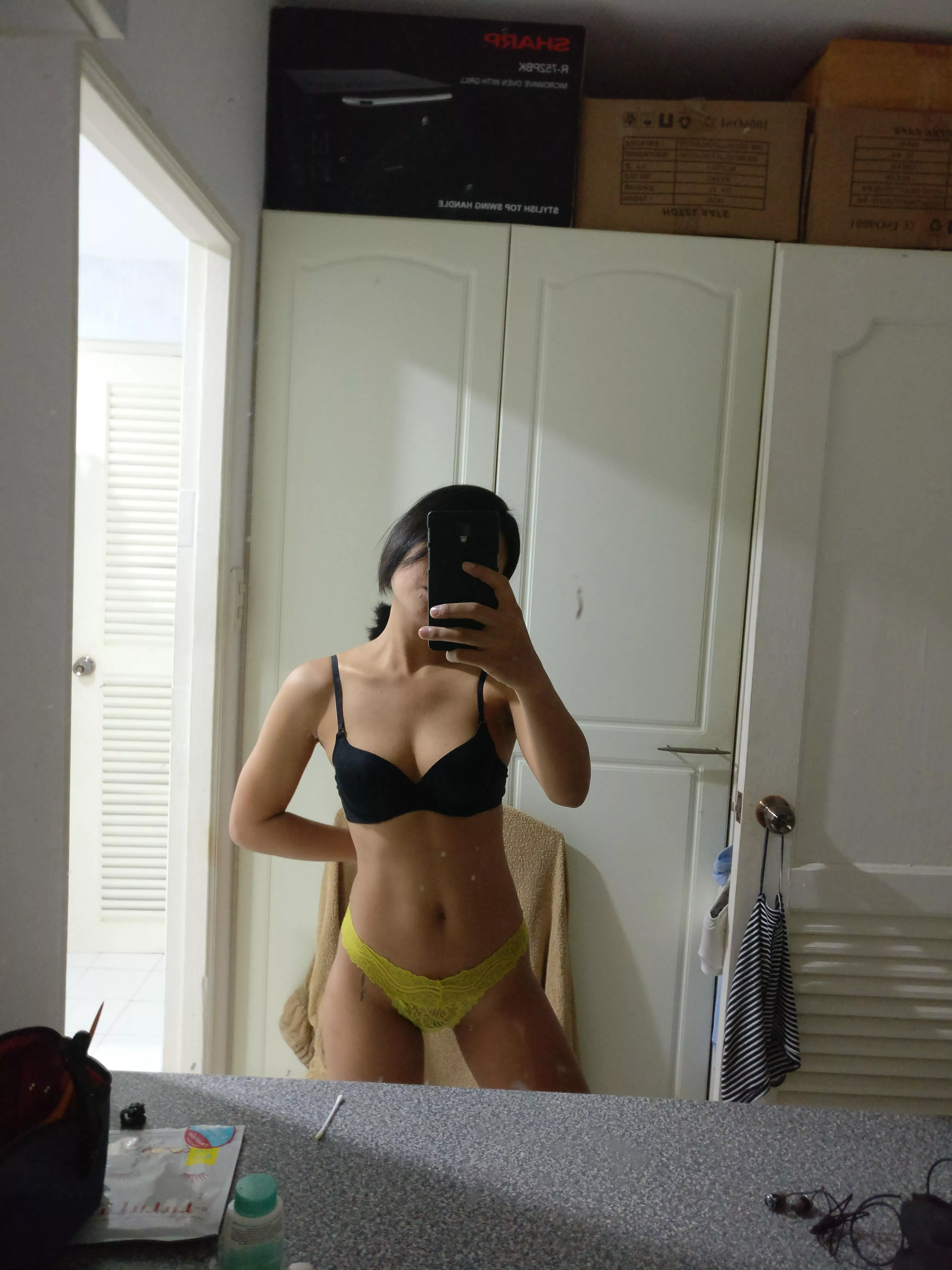 [f] I'm very cute but also very naughty 😏