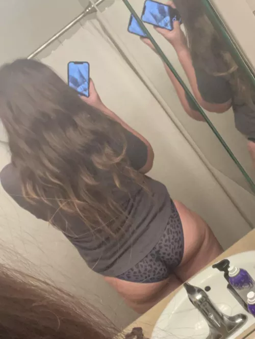 [f] long legs and a perky butt! I love being 6’ tall