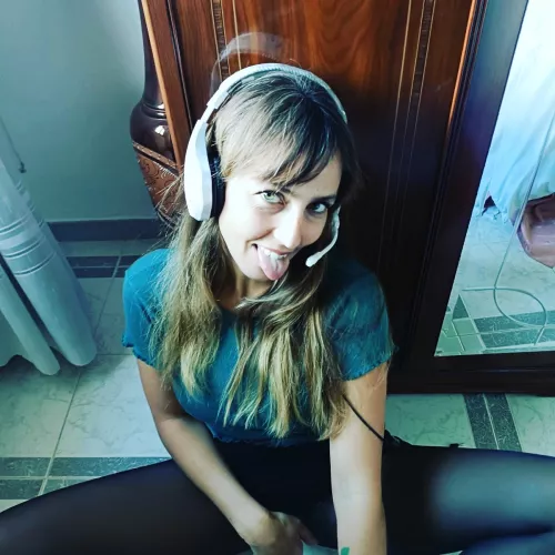 [F] me with my headset not plugged in 😁