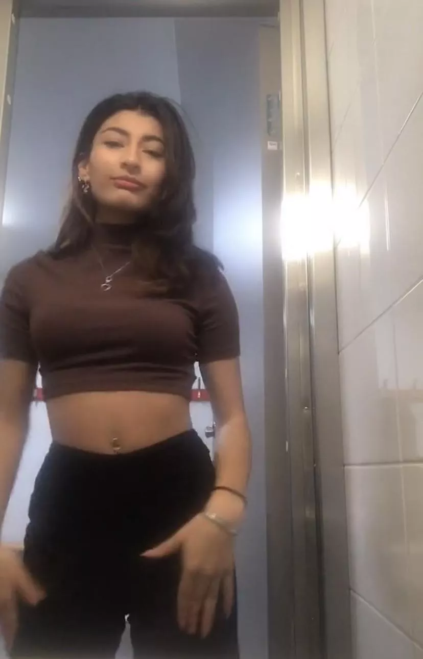 (F) my boobs are pretty small but in this shirt they look kinda big