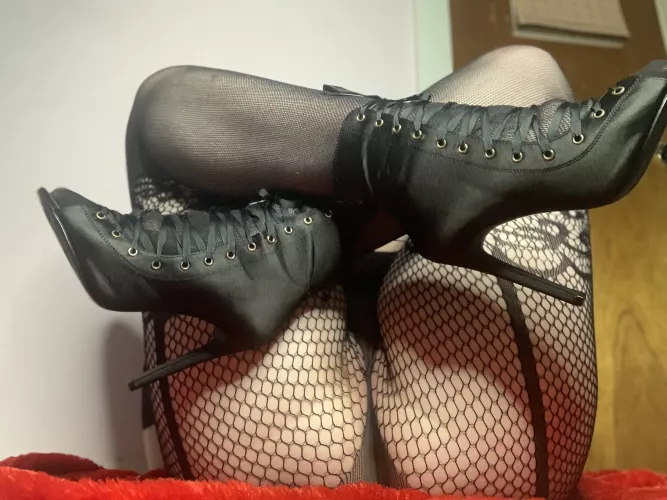 [F] What do you call lace up pumps?